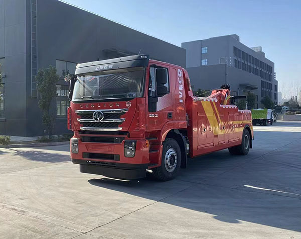 红岩单桥一拖一清障车